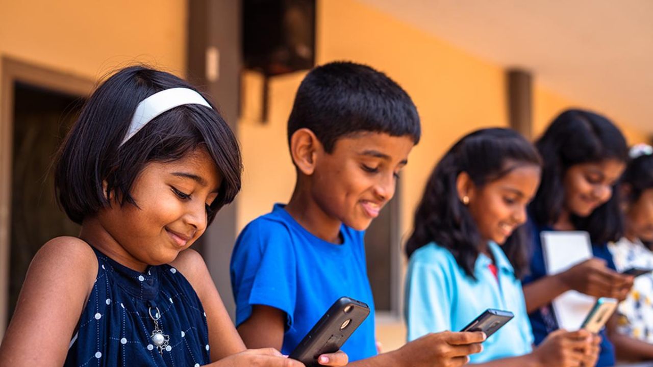Children Using Mobile: పిల్లలు ఎక్కువ సేపు మొబైల్ చూస్తున్నారా.. అయితే ఈ సమస్యలు తప్పవు సుమీ..