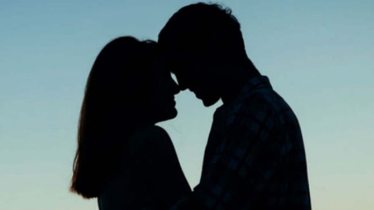 China: డ్యూటీలో ఉండగా ప్రేమికులు ముద్దులు.. కంపెనీ ఏం చేసిందంటే..!