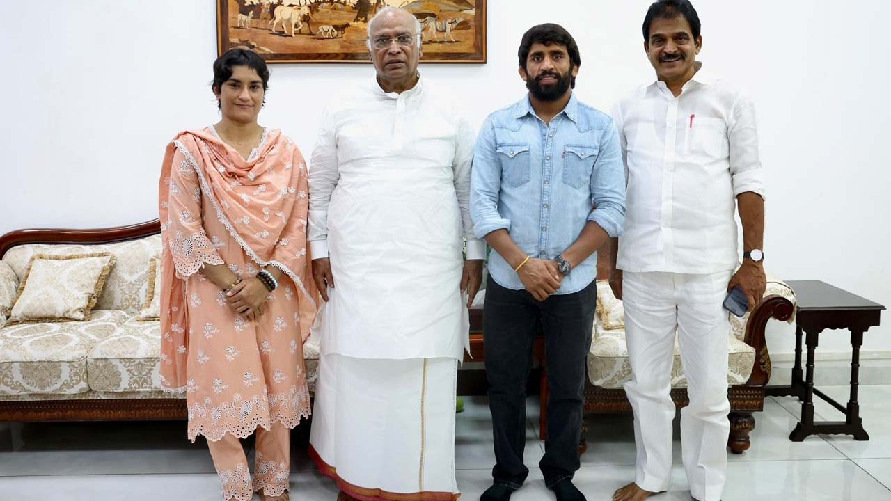 Delhi: కాంగ్రెస్‌లో చేరిన భారత రెజర్లు వినేష్ ఫోగట్, పునియా.. హర్యానా నుంచి బరిలోకి..!