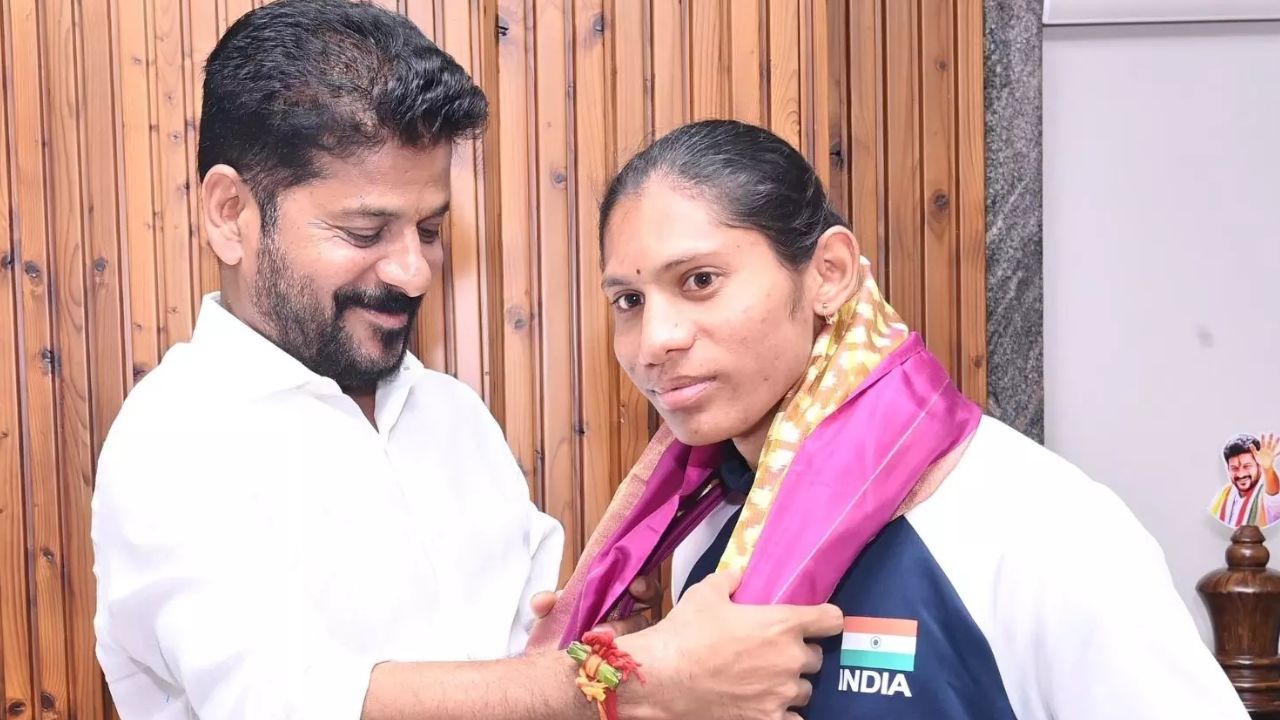 Deepthi Jeevanji: పారాలింపిక్స్‌ కాంస్య పతక విజేత దీప్తికి సీఎం రేవంత్‌ రెడ్డి భారీ నజరానా!