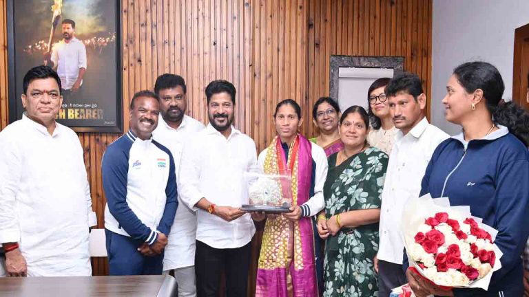 CM Revanth: పారాలింపిక్స్⁭లో పతకం సాధించిన తెలంగాణ అథ్లెట్⁭కు రూ. కోటి నజరానా..