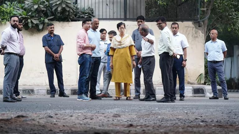 Delhi CM  Atishi: దీపావళి వరకు ఢిల్లీలో గుంతలు లేని రోడ్లు.. సీఎం అతిషి హామీ