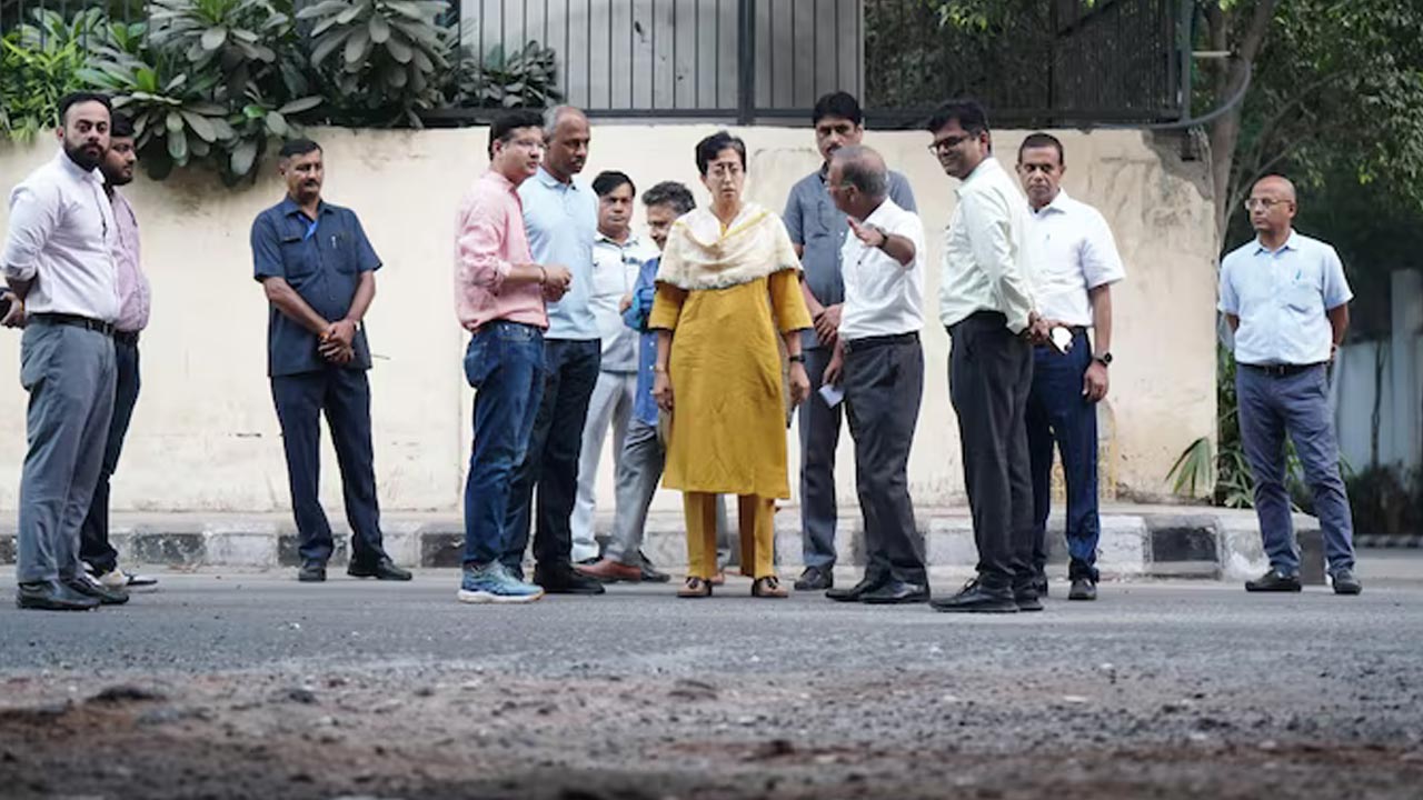 Delhi CM  Atishi: దీపావళి వరకు ఢిల్లీలో గుంతలు లేని రోడ్లు.. సీఎం అతిషి హామీ