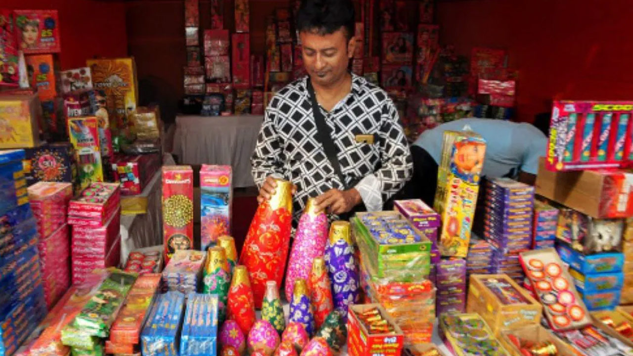 Delhi: ఢిల్లీలో బాణాసంచా తయారీ, ఆన్‌లైన్ విక్రయాలపై నిషేధం..