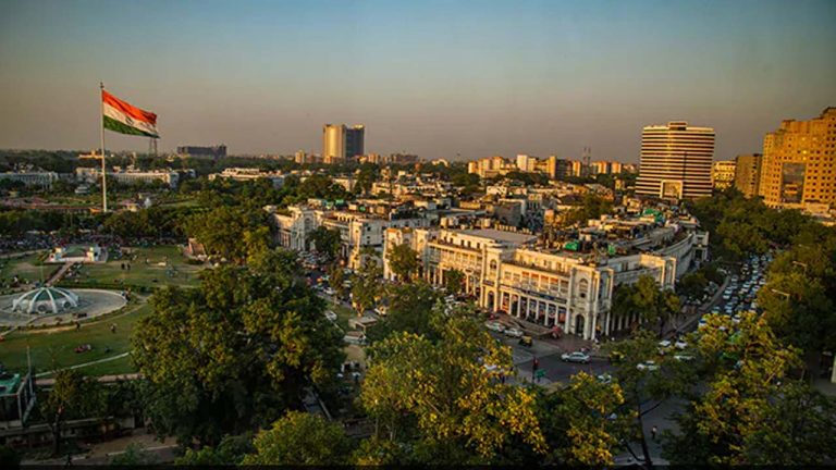 Delhi: ఢిల్లీలో కారు బీభత్సం.. 10 మీటర్లు ఈడ్చుకెళ్లడంతో యువకుడి మృతి