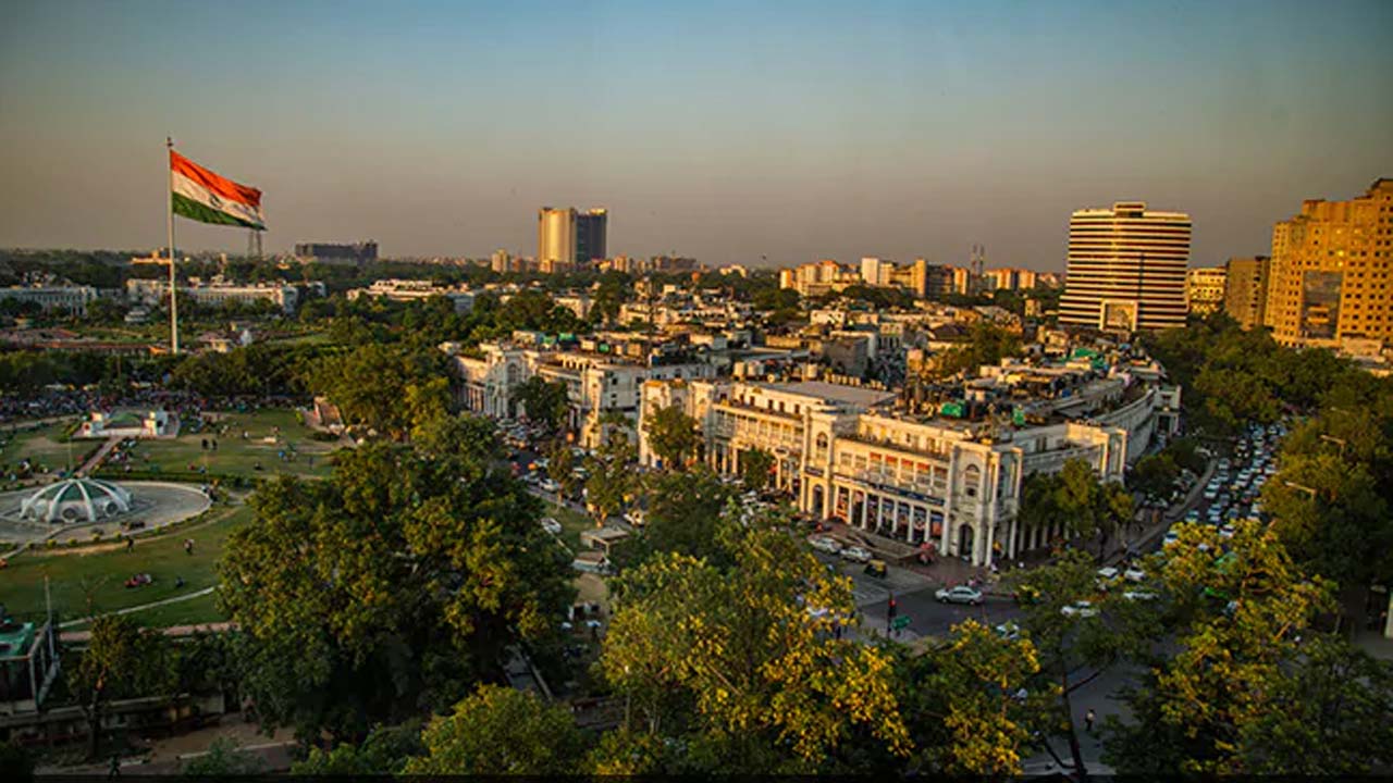 Delhi: ఢిల్లీలో కారు బీభత్సం.. 10 మీటర్లు ఈడ్చుకెళ్లడంతో యువకుడి మృతి