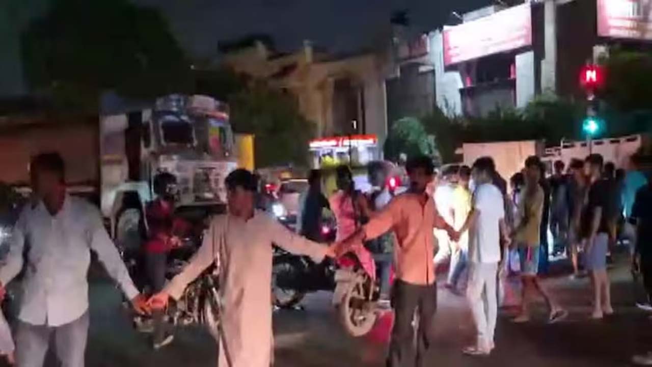 Delhi: ఢిల్లీలో దారుణం.. బాలుడిపై లైంగిక వేధింపులు.. స్థానికుల ఆందోళనతో ఉద్రిక్తత