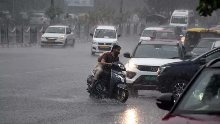Delhi rain: ఢిల్లీని ముంచెత్తిన భారీ వర్షం.. భారీగా ట్రాఫిక్ జామ్.. వాహనదారుల ఇక్కట్లు