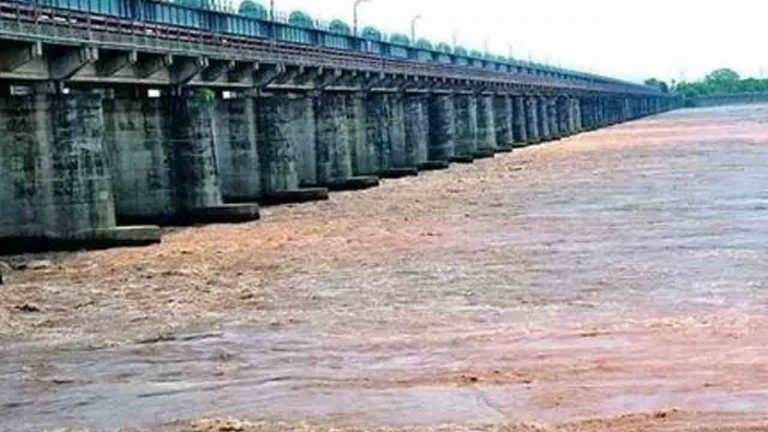 Dhavaleswaram Barrage: ధవళేశ్వరం కాటన్ బ్యారేజ్ వద్ద మొదటి ప్రమాద హెచ్చరిక..