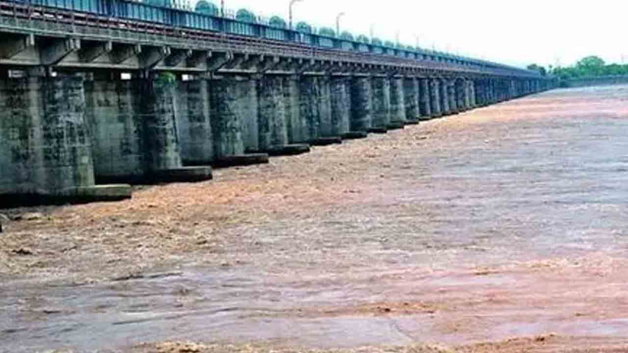 Dhavaleswaram Barrage: ధవళేశ్వరం కాటన్ బ్యారేజ్ వద్ద మొదటి ప్రమాద హెచ్చరిక..