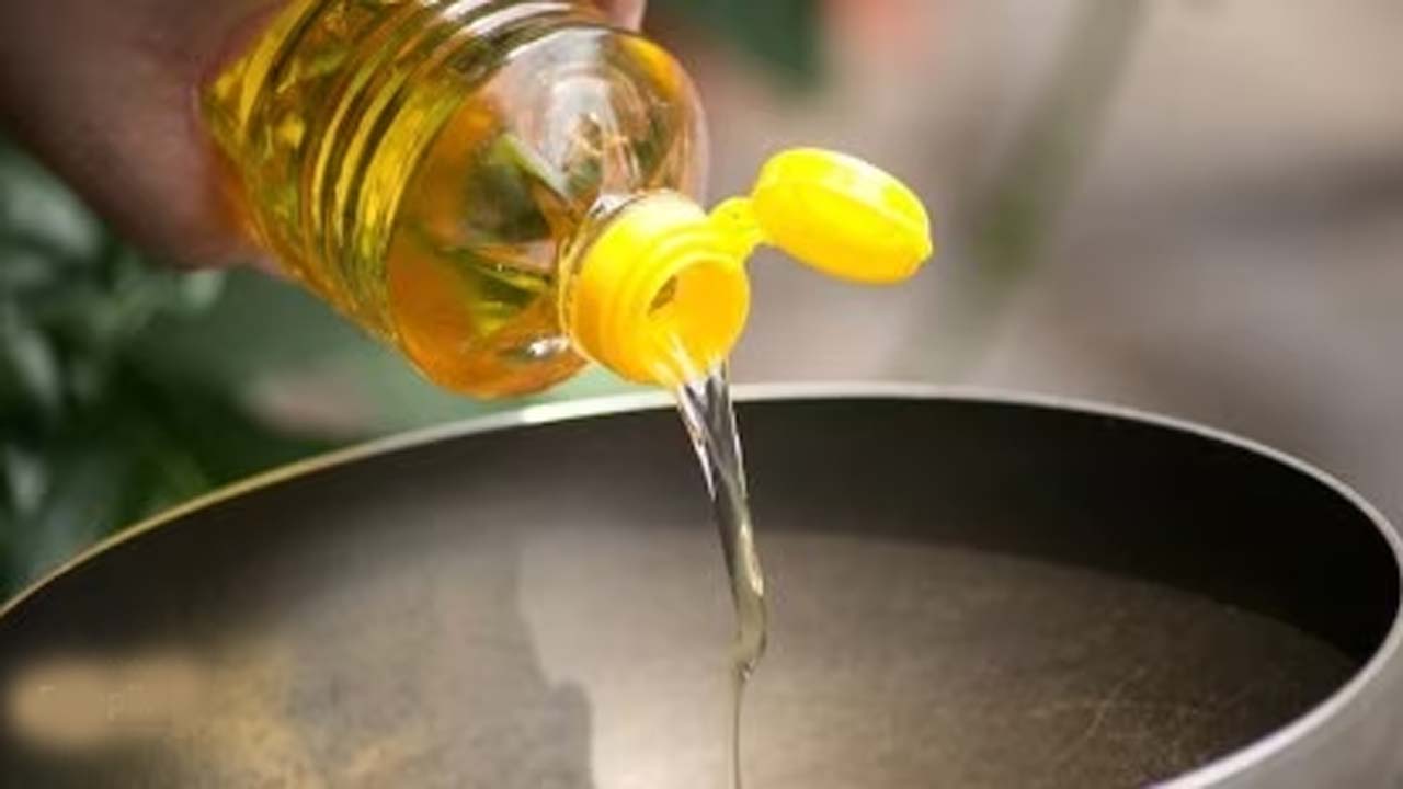 Oil Imports: దేశంలో పెరుగుతున్న వంట నూనె వినియోగం.. 16 మిలియన్ టన్నుల ఆయిల్ ను దిగుమతి చేసుకున్న భారత్