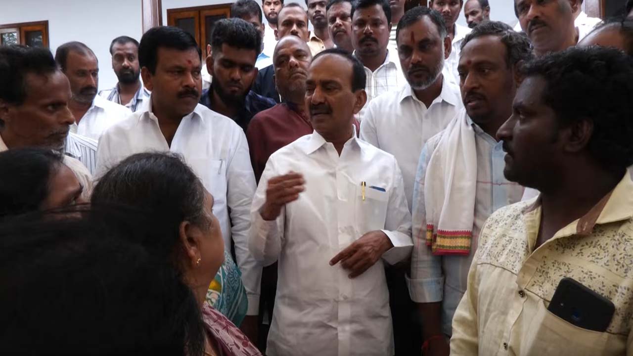 Eatala Rajendar: బట్టలు లేవు కానీ బంగారం కొనిస్తా అన్నట్టుంది.. హైడ్రా నోటీస్ ల పై ఈటల సెటైర్లు..