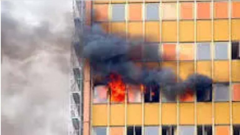 Kerala: ఇన్సూరెన్స్ కార్యాలయంలో భారీ అగ్ని ప్రమాదం.. ఇద్దరు సజీవదహనం