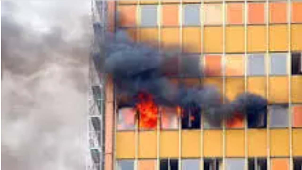 Kerala: ఇన్సూరెన్స్ కార్యాలయంలో భారీ అగ్ని ప్రమాదం.. ఇద్దరు సజీవదహనం