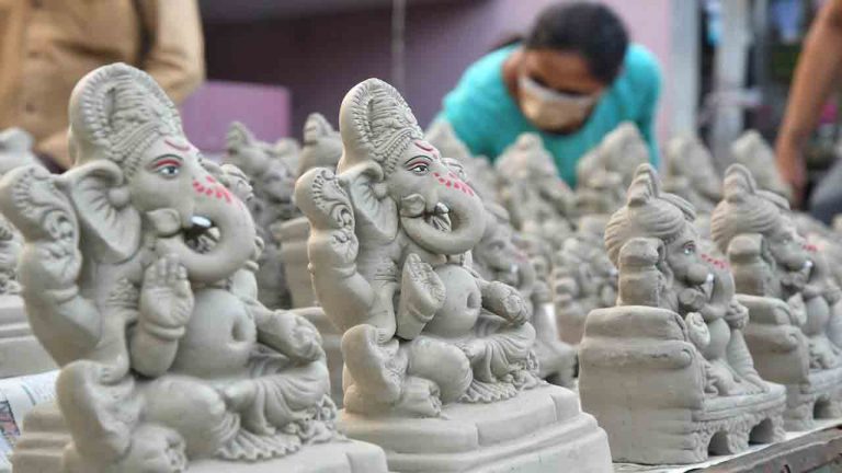 GHMC: మట్టి గణపతులను పూజిద్దాం.. జీహెచ్‌ఎంసీ ద్వారా 3.10 లక్షల విగ్రహాల పంపిణీ