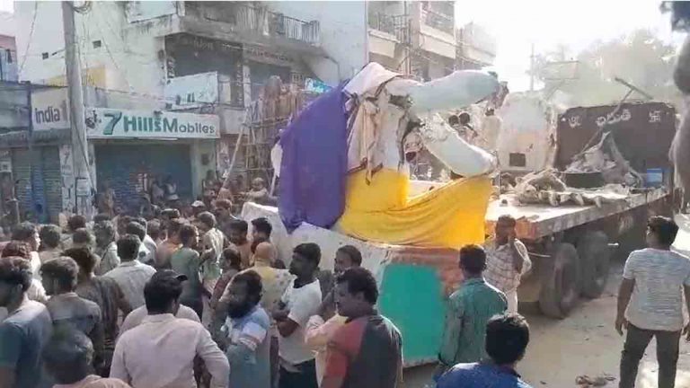 Ganesh Immersion: గణేష్ శోభాయాత్రలో త్రుటిలో తప్పిన ప్రమాదం