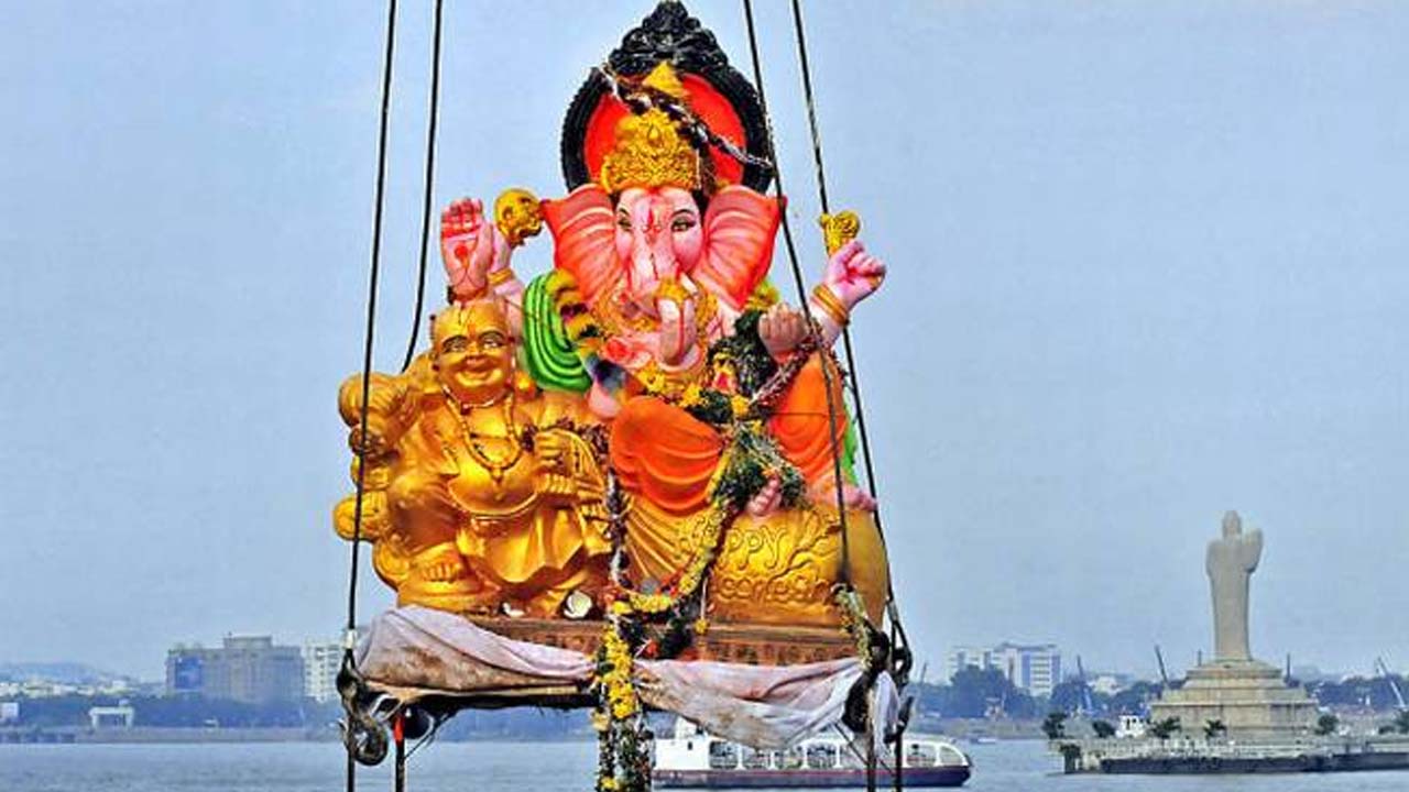 Ganesh Immersion: రెండోరోజు కొనసాగుతున్న గణనాథుల నిమజ్జనం..