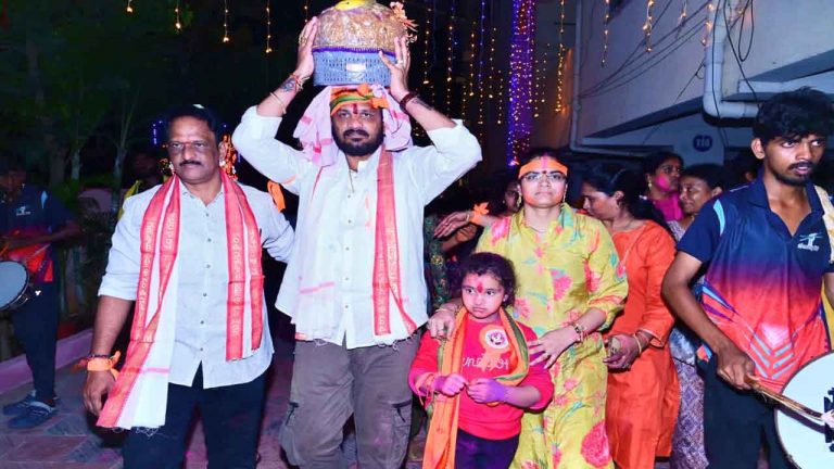 Ganesh Laddu: రికార్డు స్థాయి వేలం పలికిన వినాయకుని లడ్డు