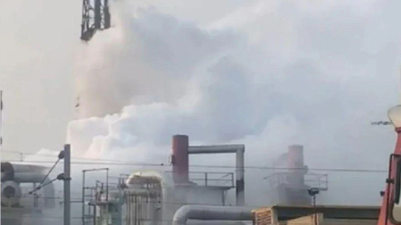 Gas Leak: రసాయన పరిశ్రమలో గ్యాస్‌ లీక్‌.. అల్లాడుతున్న ప్రజలు..