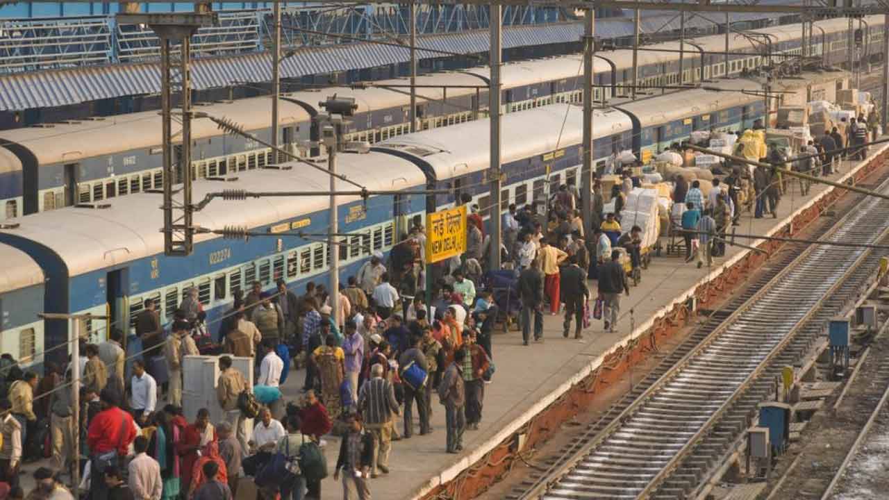 Indian Railways: టిక్కెట్ లేకుండా జనరల్ కోచ్⁭లో ప్రయాణిస్తున్నారా..? ఫైన్ ఎంతో తెలుసా..?