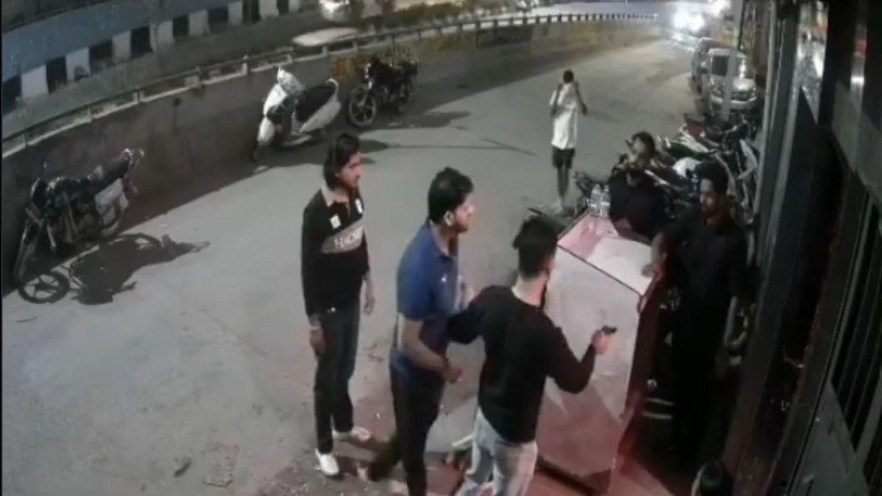 Gun Fire: ఢిల్లీలో తుపాకీ కాల్పులతో వీరంగం సృష్టించిన దుండగులు.. (వీడియో)