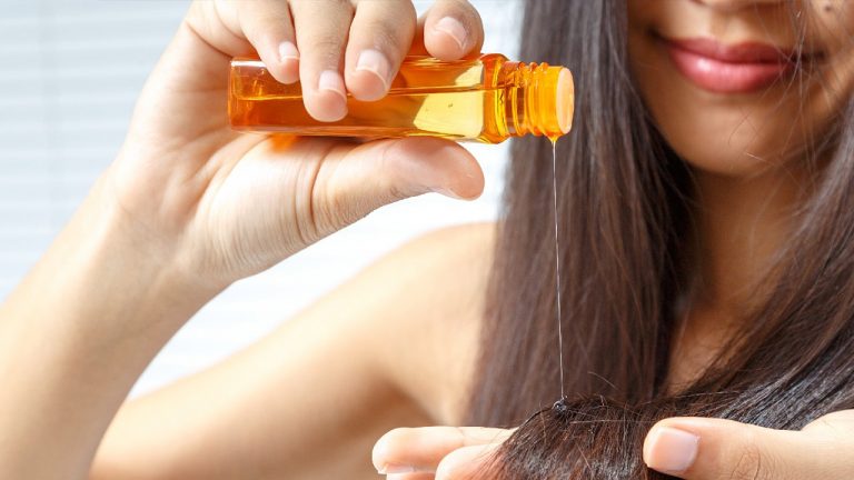 Hair Care Tips: జుట్టుకు ఎక్కువగా నూనె రాస్తున్నారా.. హానికరం..!