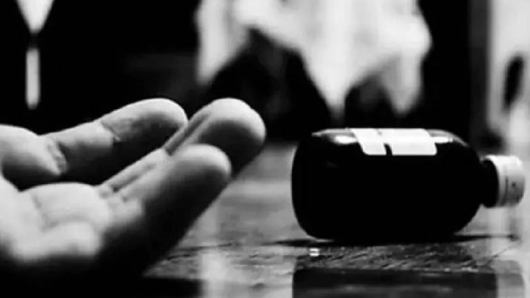 Loan Recovery Agents: లోన్ రికవరీ ఏజెంట్ల వేధింపులు.. 18 ఏళ్ల కుమార్తెతో సహా దంపతుల ఆత్మహత్య..