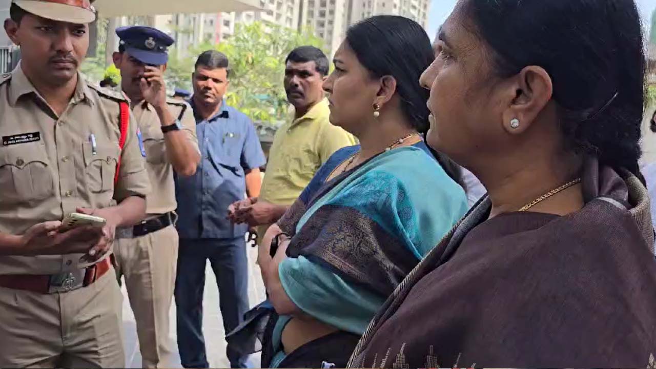 Harish Rao: మాజీ మంత్రి హరీష్ రావు హౌస్ అరెస్టు.. ఇంటి ముందు బ్యారికేడ్లు..