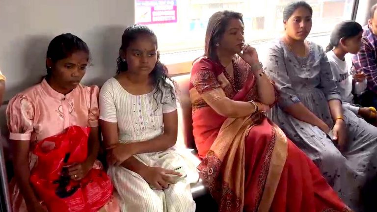 Hyderabad Mayor: మెట్రోలో ప్రయాణించిన మేయర్.. సేవలు, సౌకర్యాలపై ఆరా..