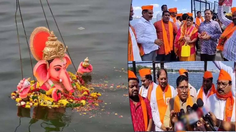 Big Breaking: హైదరాబాద్ ట్యాంక్ బండ్‌పై రచ్చ రచ్చ. బారిగేడ్లు తొలగించి నిమజ్జనాలు..