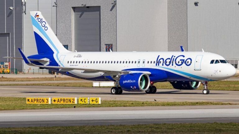 Flight Delay : హైదరాబాద్‌-తిరుపతి విమానంలో సాంకేతిక లోపం.. చివరి నిమిషంలో ప్రయాణికులకు సమాచారం