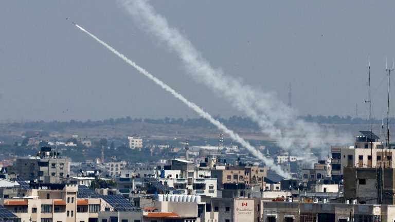 Israel: ఇజ్రాయిల్‌పై విరుచుకుపడిన హిజ్బుల్లా.. రాకెట్లతో దాడి..