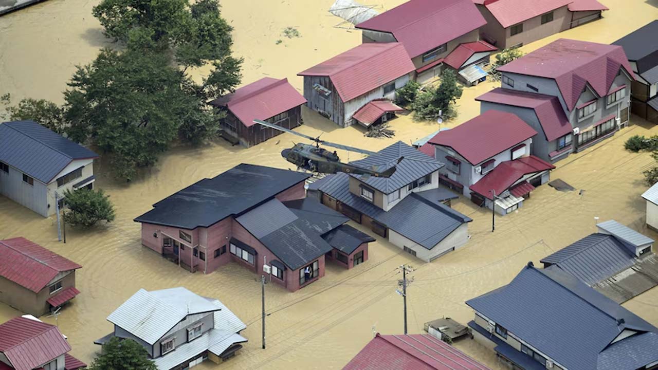 Japan Floods: జపాన్‌ను ముంచెత్తిన వరదలు..  ఎమర్జెన్సీ అలర్ట్ జారీ