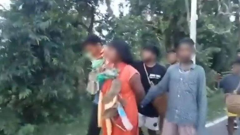 Jharkhand : బాయ్‌ఫ్రెండ్ తో అడ్డంగా దొరికిన నలుగురు పిల్లల తల్లి..చెప్పుల దండేసి ఊరేగించిన స్థానికులు