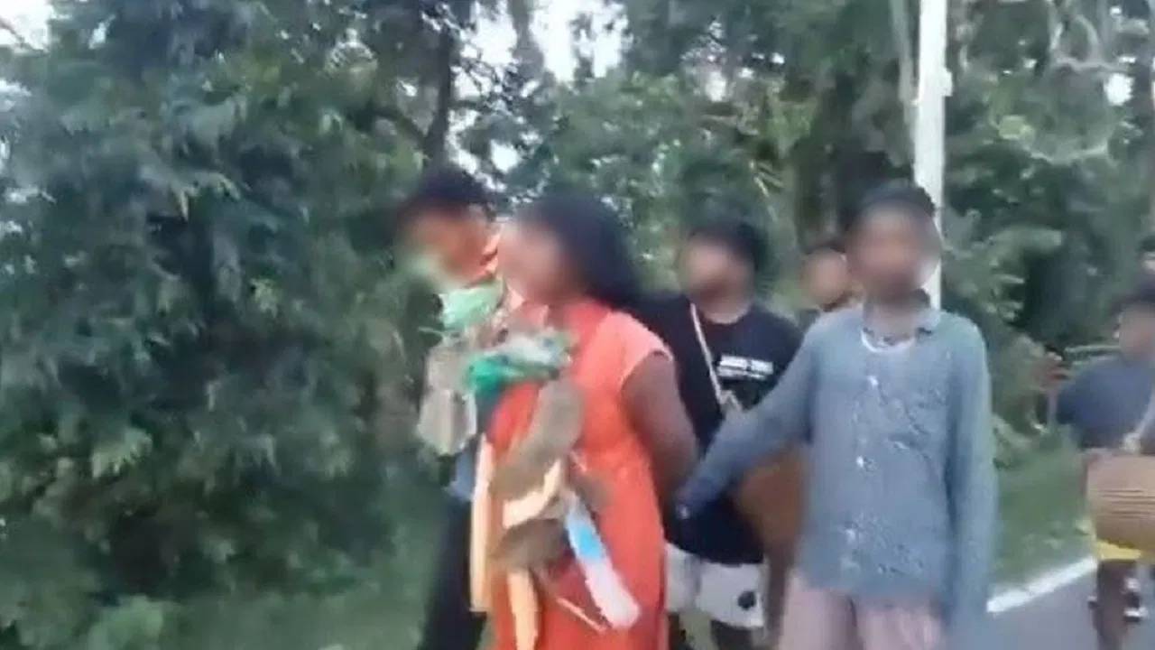 Jharkhand : బాయ్‌ఫ్రెండ్ తో అడ్డంగా దొరికిన నలుగురు పిల్లల తల్లి..చెప్పుల దండేసి ఊరేగించిన స్థానికులు