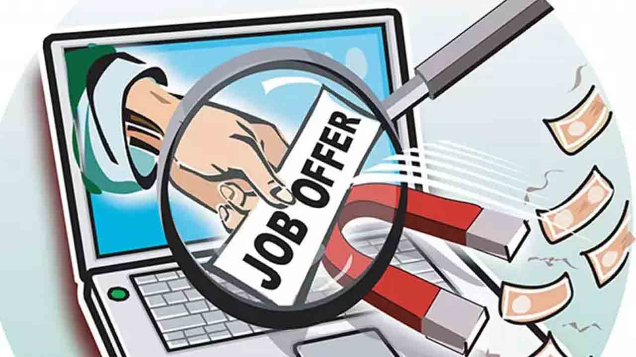 Fraud: రైల్వే, జిల్లా కోర్టులలో ఉద్యోగాలు ఇప్పిస్తానంటూ మోసం
