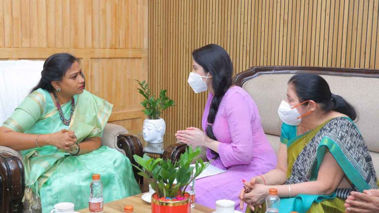 Kadambari Jatwani Case: హోం మంత్రితో నటి జత్వానీ భేటీ.. ప్రభుత్వానికి ధన్యవాదాలు.. నాకు నష్టపరిహారం ఇవ్వాలి..!