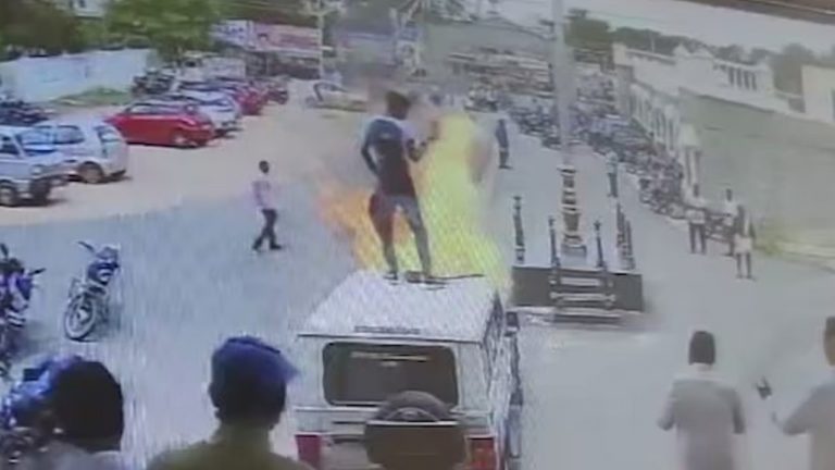 Karnataka: తల్లి ఫిర్యాదును నిరాకరించిన పోలీసులు.. తహశీల్దార్ వాహనానికి నిప్పు పెట్టిన కొడుకు