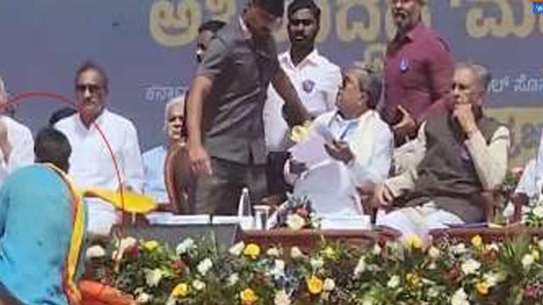Karnataka: సీఎం కార్యక్రమంలో భద్రతా లోపం.. సిద్ధరామయ్య వైపు దూసుకొచ్చిన యువకుడు