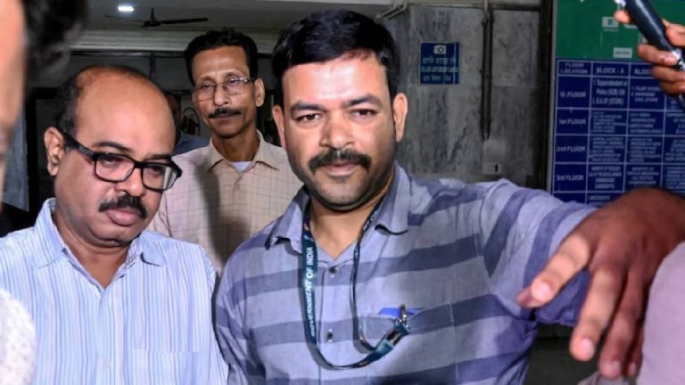 Kolkata Doctor Case: ట్రైనీ డాక్టర్ హత్యాచార కేసు.. నిందితుడిని కాపాడేందుకు కోల్‌కతా పోలీస్ ప్రయత్నం..