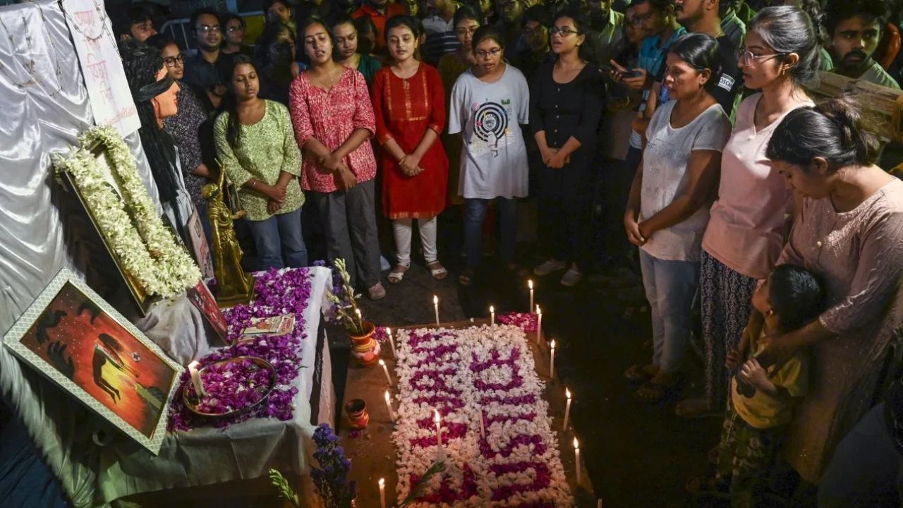 Kolkata Murder Case: మరోసారి సమ్మెబాట పట్టనున్న జూనియర్ డాక్టర్లు.? రాష్ట్రవ్యాప్తంగా టార్చ్ ఊరేగింపు.!