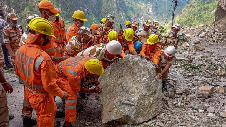 Land Slide: భారీగా విరిగిపడ్డ కొండచరియలు.. ముమ్మరంగా సహాయక చర్యలు..