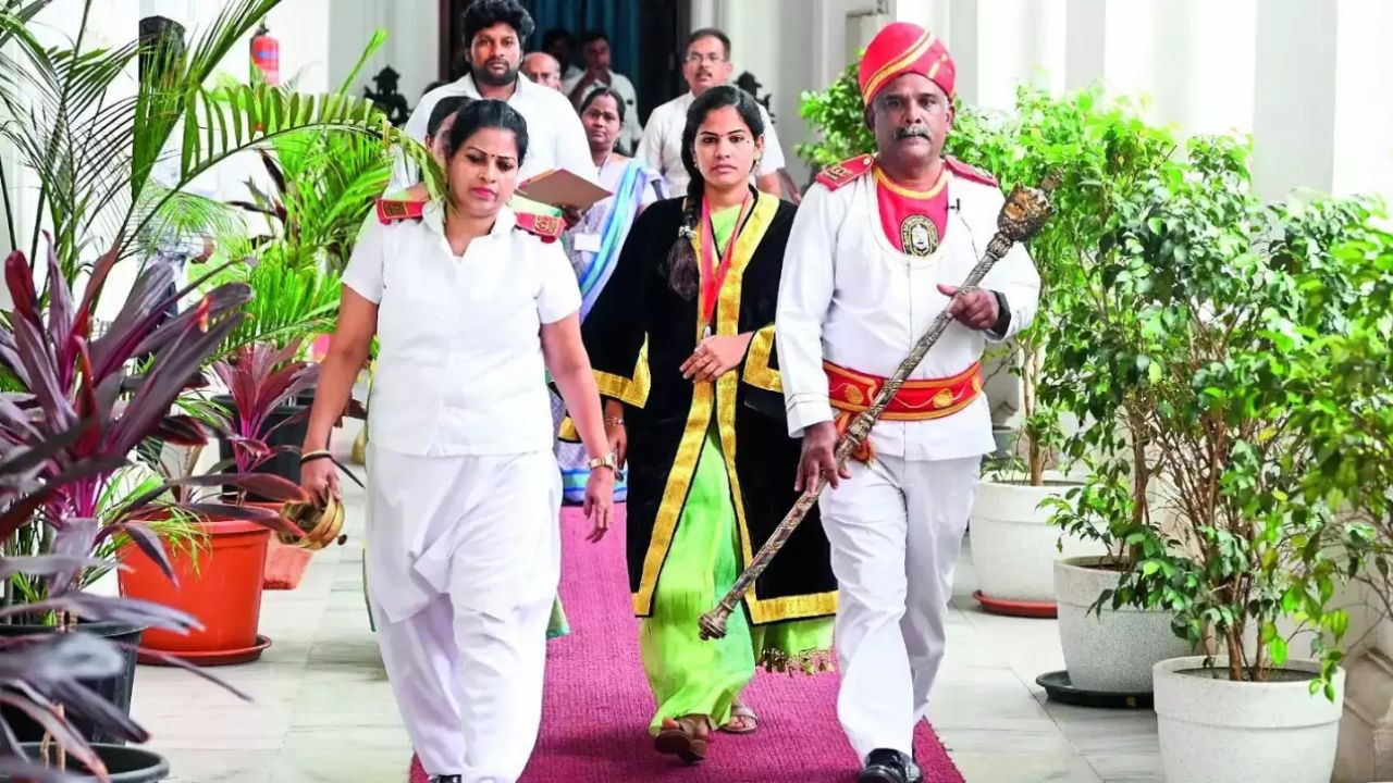 Lipstick: లిప్‌స్టిక్‌ ఎంత పని చేసింది.. ఏకంగా ఉద్యోగానికే ఎసరు పెట్టిందిగా..