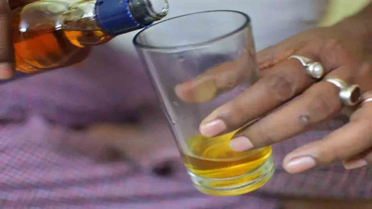 Liquor Bottles: దొంగిలించిన మద్యం పంపకం విషయంలో గొడవ.. స్నేహితుడి దారుణ హత్య