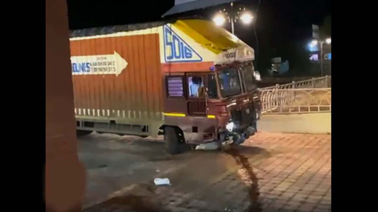 Pune: ఫుడ్ నిరాకరించారని ట్రక్కు డ్రైవర్ బీభత్సం.. హోటల్, కారు ధ్వంసం