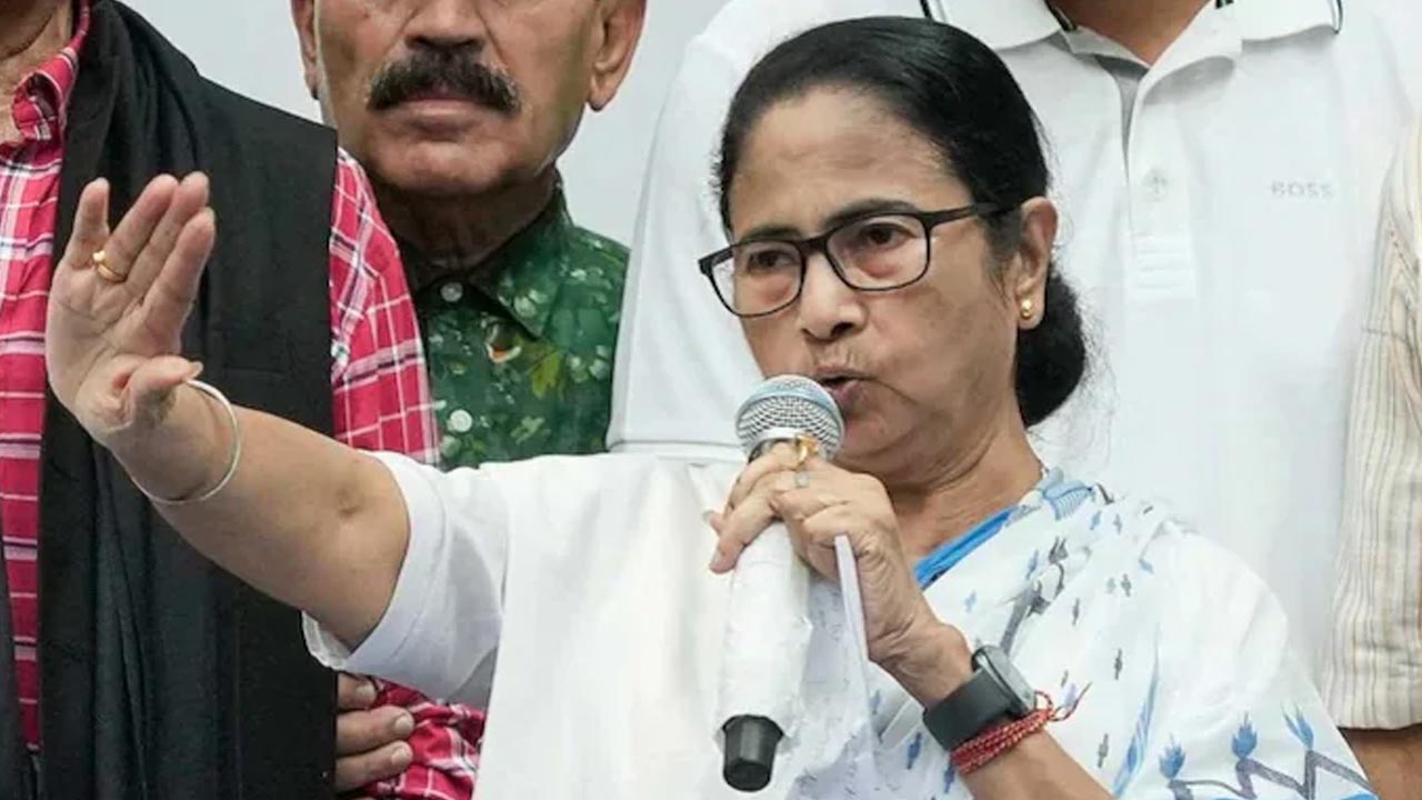 Kolkata: నిరసన తెలుపుతున్న వైద్యులను కలిసిన సీఎం మమతా బెనర్జీ