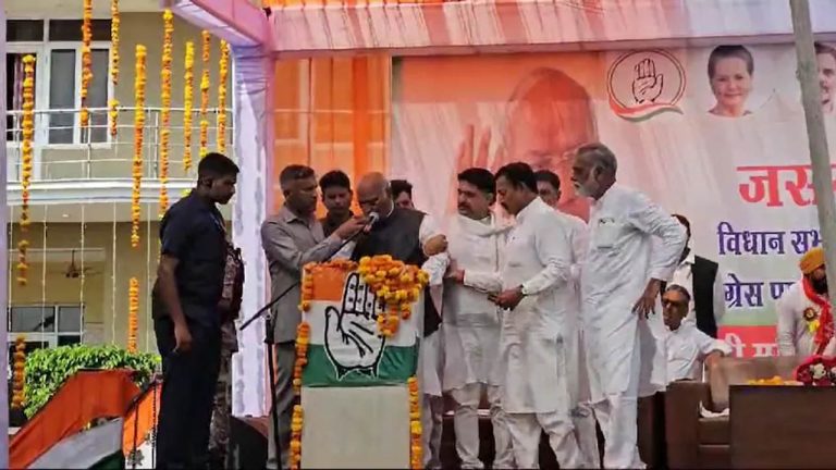 Mallikarjun Kharge: క్షీణించిన మల్లికార్జున ఖర్గే ఆరోగ్యం.. వేదికపై ప్రసంగిస్తూ..