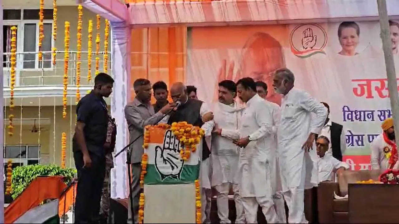 Mallikarjun Kharge: క్షీణించిన మల్లికార్జున ఖర్గే ఆరోగ్యం.. వేదికపై ప్రసంగిస్తూ..