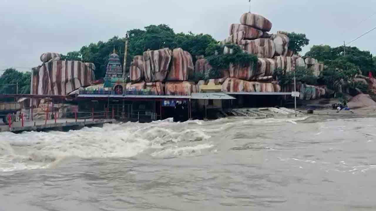 Manjira River: ఏడుపాయల ఆలయం వద్ద మంజీరా నది ఉగ్రరూపం