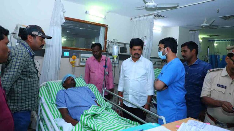 Minister Kollu Ravindra: సహాయక చర్యల్లో గాయపడిన కానిస్టేబుల్‌కు రూ.2 లక్షల ఆర్థిక సాయం